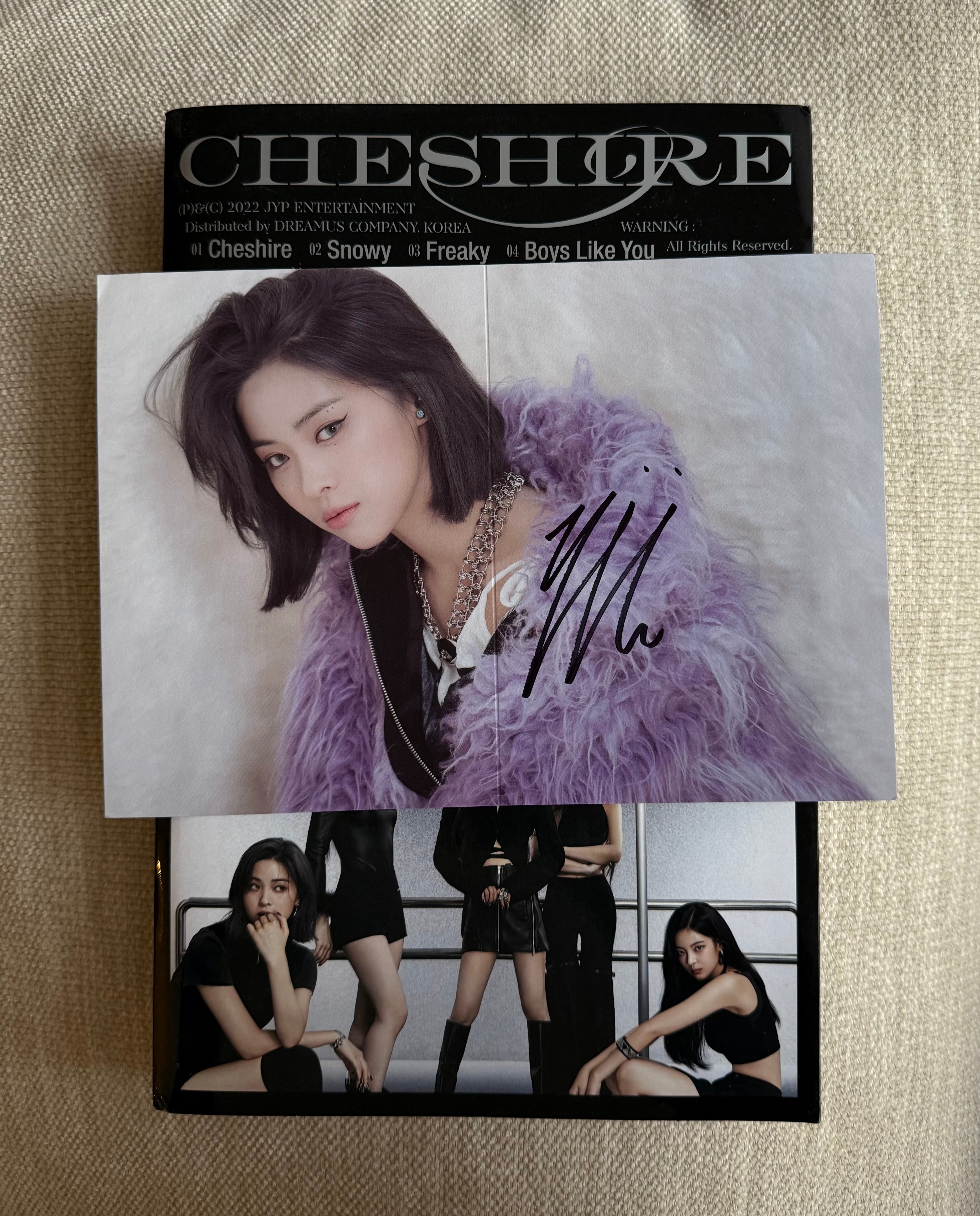 Itzy 'CHESHIRE' Album - SIGNED – 00:00 Studios