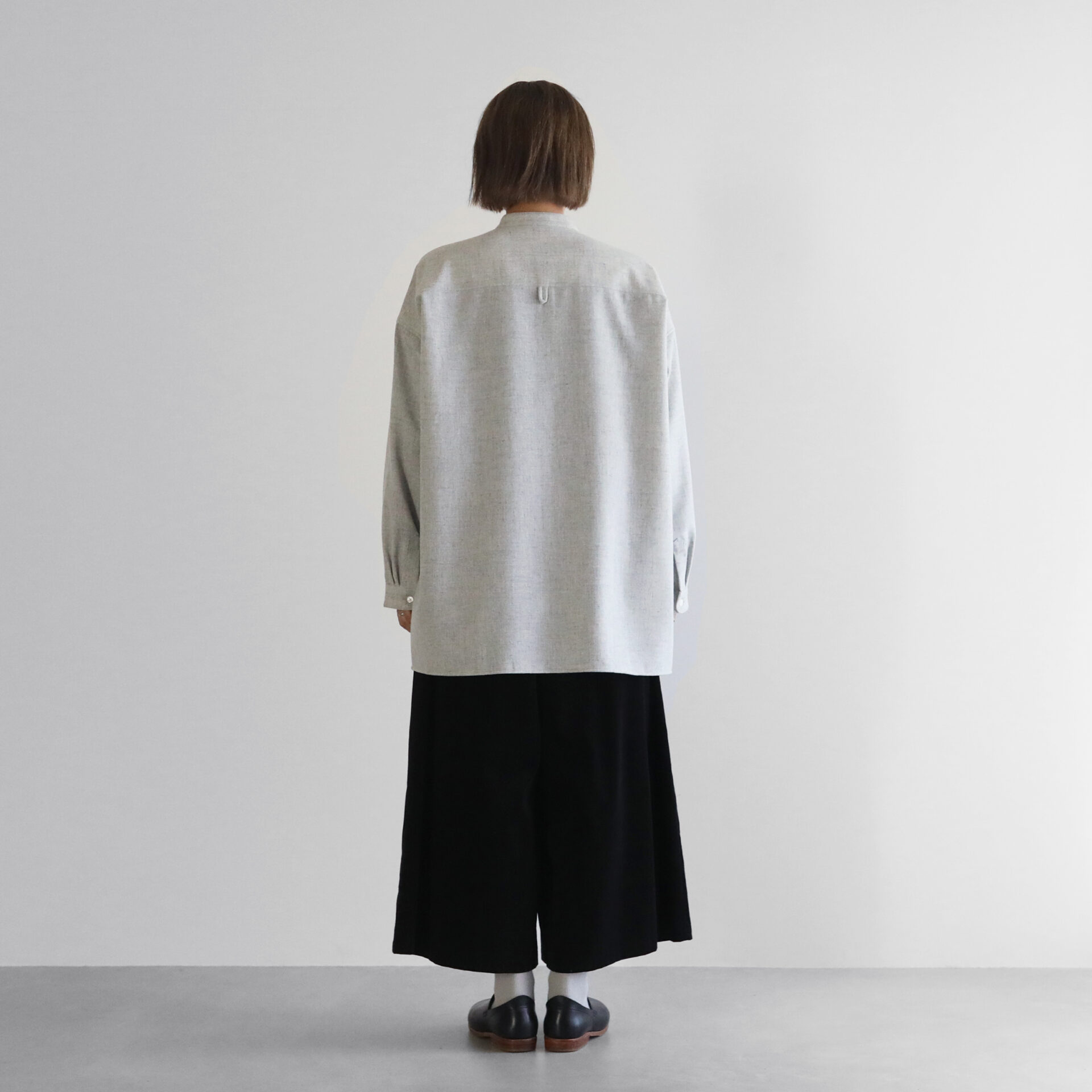 HUIS×尾州”ウールトロバンドカラーオーバーシャツ 015をリリースしま