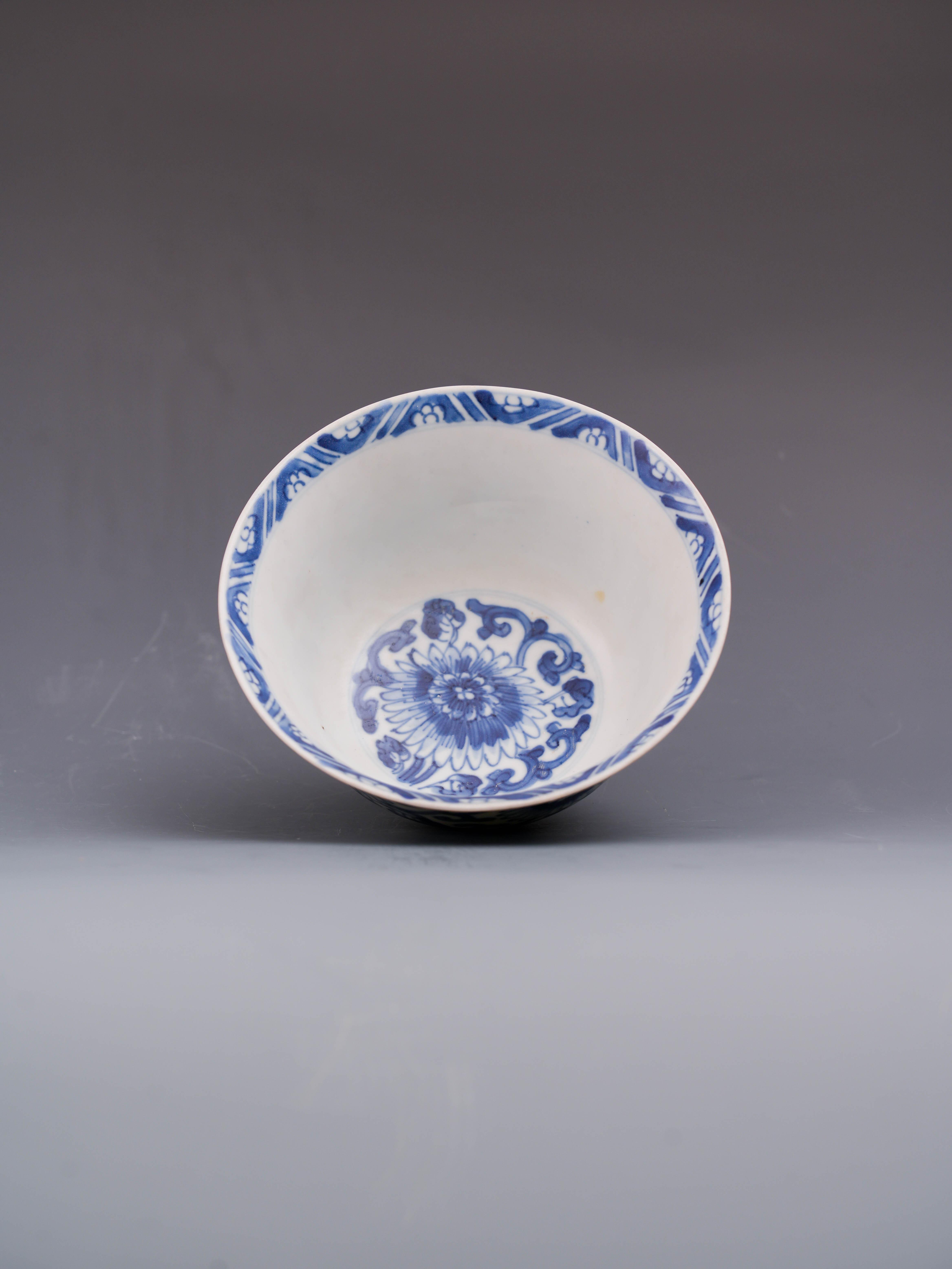 青花缠枝菊花纹碗（1） - 景德镇外销瓷博物馆