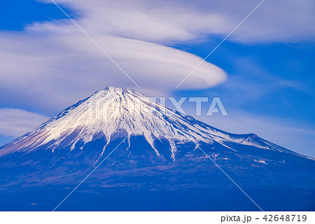 静岡県）冬の富士山 山頂に掛かる雲の写真素材 [42648719] - PIXTA
