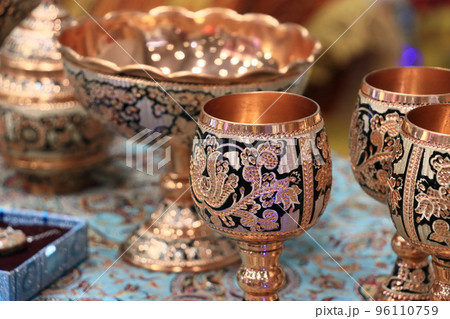 イランの伝統工芸 銅の食器 装飾された銅食器の写真素材 [96110759
