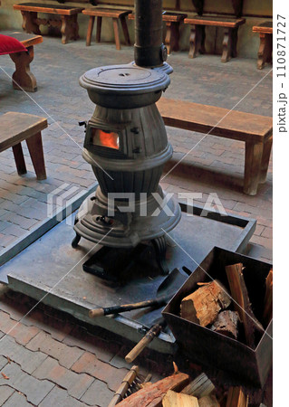 鋳物の薪ストーブの写真素材 [110871727] - PIXTA