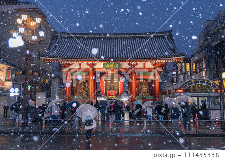 東京都》雪景色の浅草雷門・2024年2月5日東京の大雪の写真素材