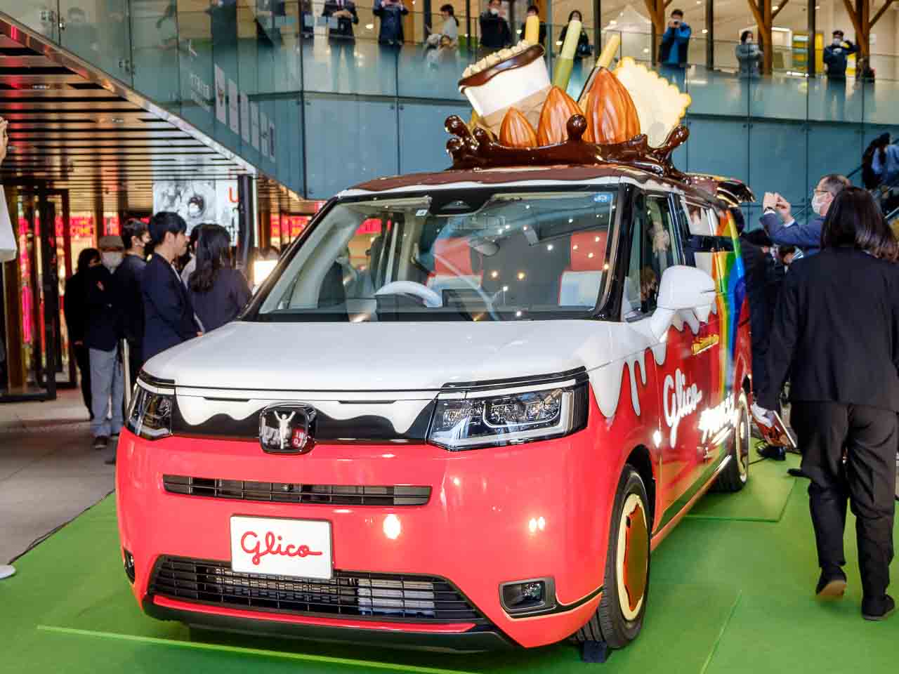 お菓子を載せて走る!?ワクワクと笑顔を届ける「グリコワゴン」2代目が