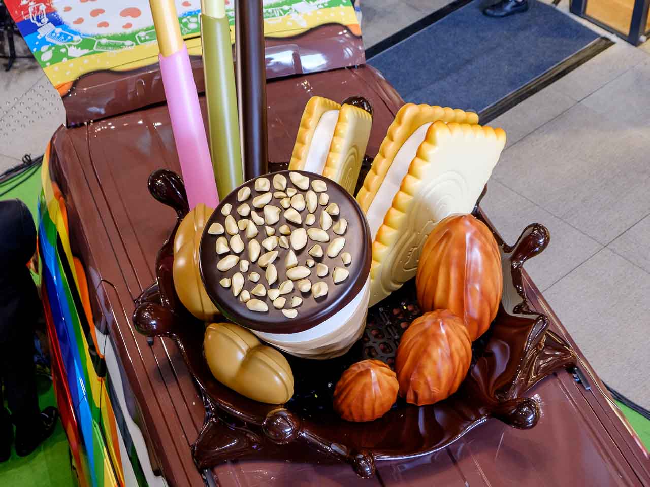 お菓子を載せて走る!?ワクワクと笑顔を届ける「グリコワゴン」2代目が