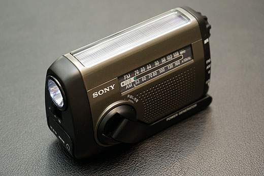 太陽電池装備の手回し充電対応ラジオ『ICF-B99』のご案内 - ソニーの新