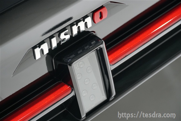新型オーラ ニスモの外装は、どんな専用装備を装着？【実車画像で