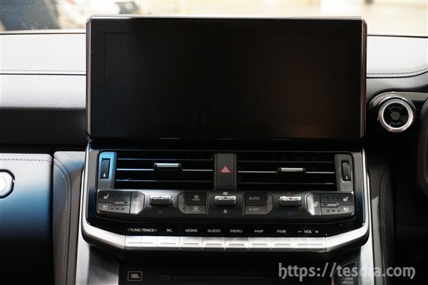 グレードで送風口の数が違う！新型ランクル300のエアコンの快適性