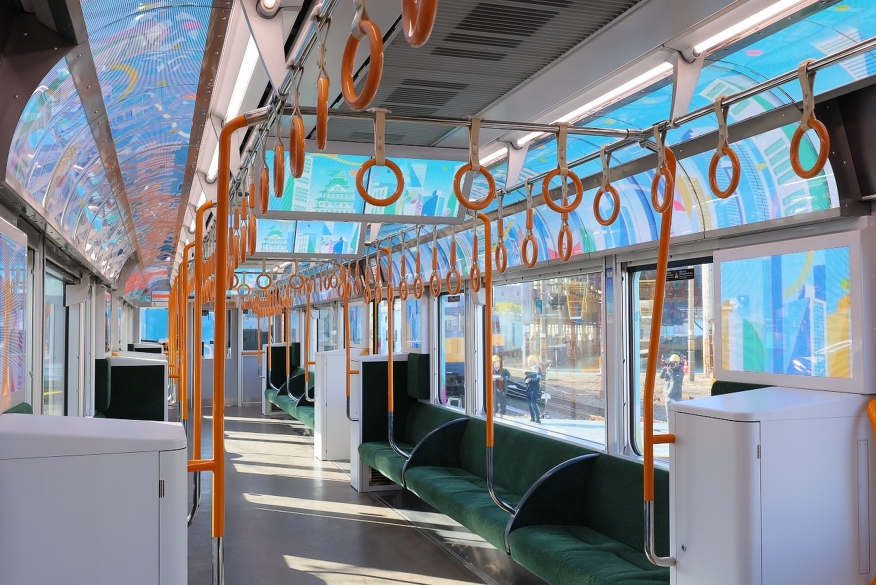 323系車内空間演出車両「JR WEST Parade Train（パレードトレイン