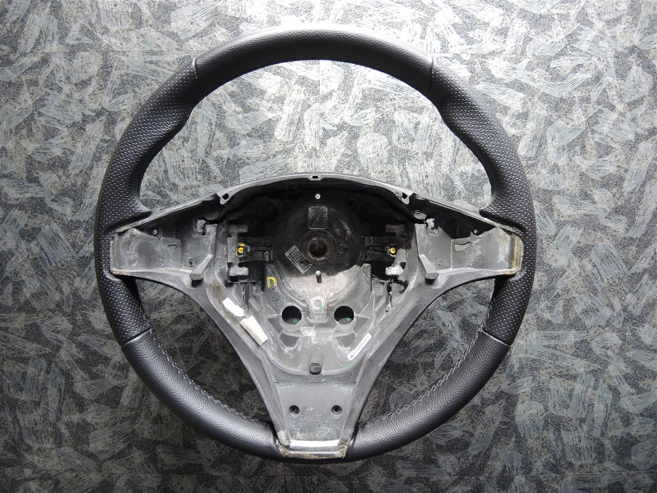 アルファロメオ ジュリエッタ ステアリングをカッコよく革巻き施工