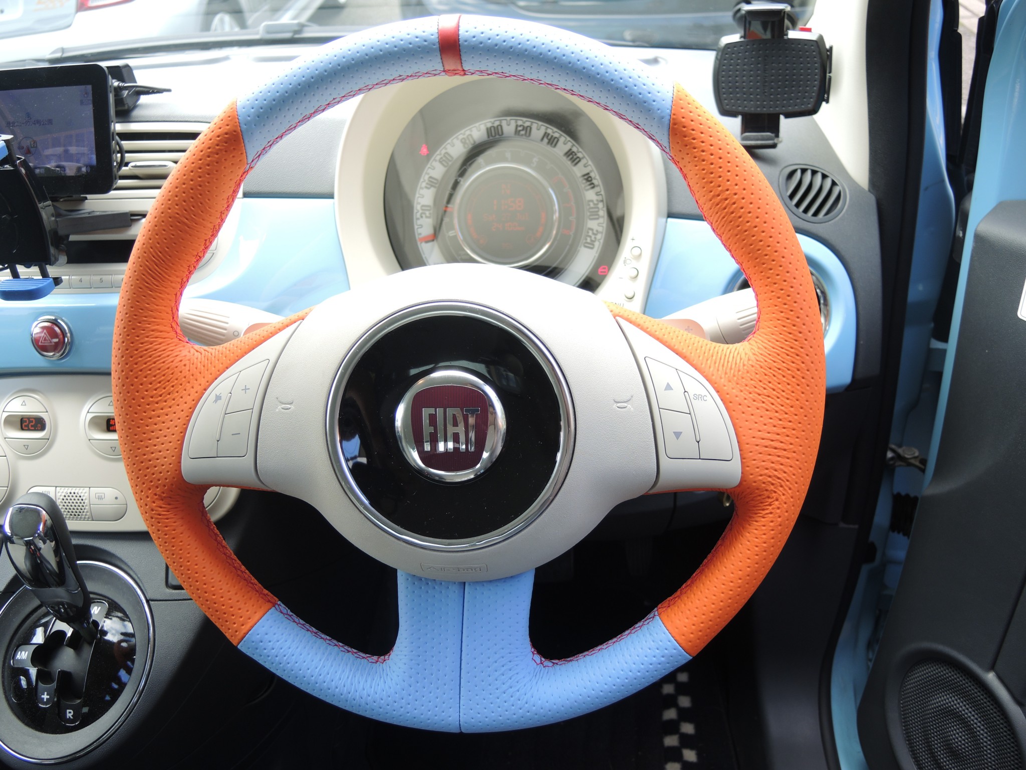 フィアット500 ステアリング本革巻き施工で車内を彩る | TB