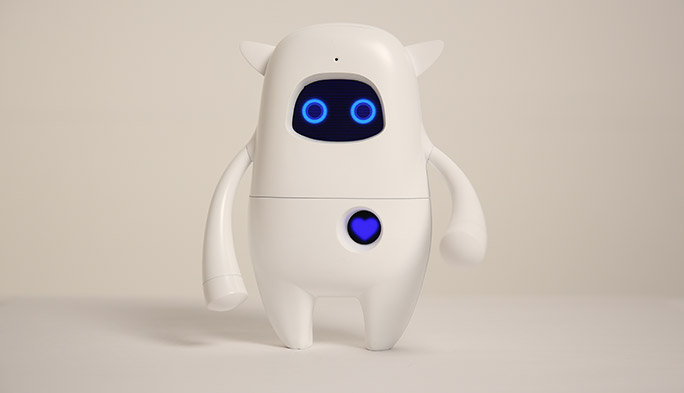 英語の先生はロボット！ 会話を通してお互いが成長するAI｜KDDI トビラ