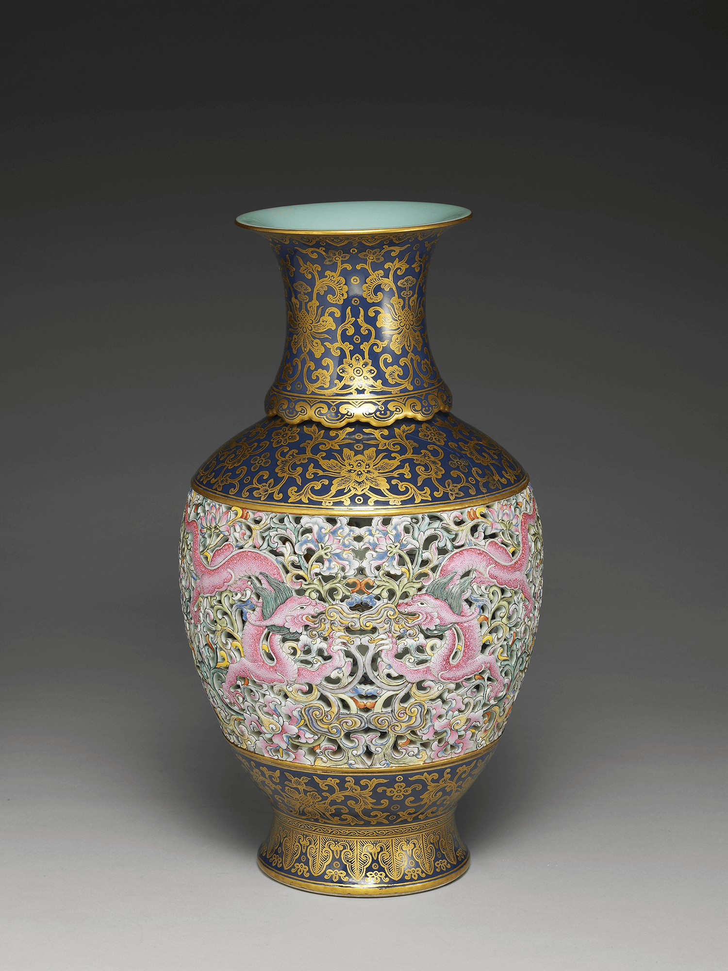 國立故宮博物院3D文物賞析專區-3D典藏文物-清乾隆洋彩玲瓏轉旋瓶