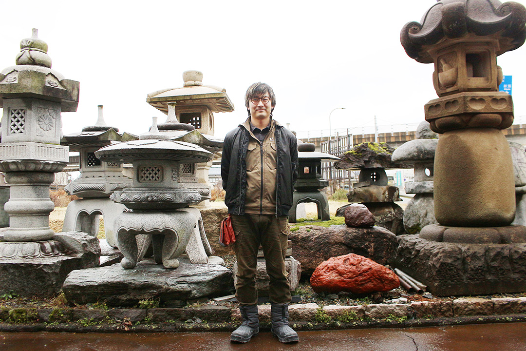 間瀬石を使った「弥彦山麓珈琲」の販売をはじめた「上田石材