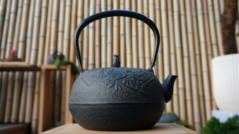 岩手・水沢より、南部宝生堂（及富 OITOMI）の南部鉄瓶、新入荷しま