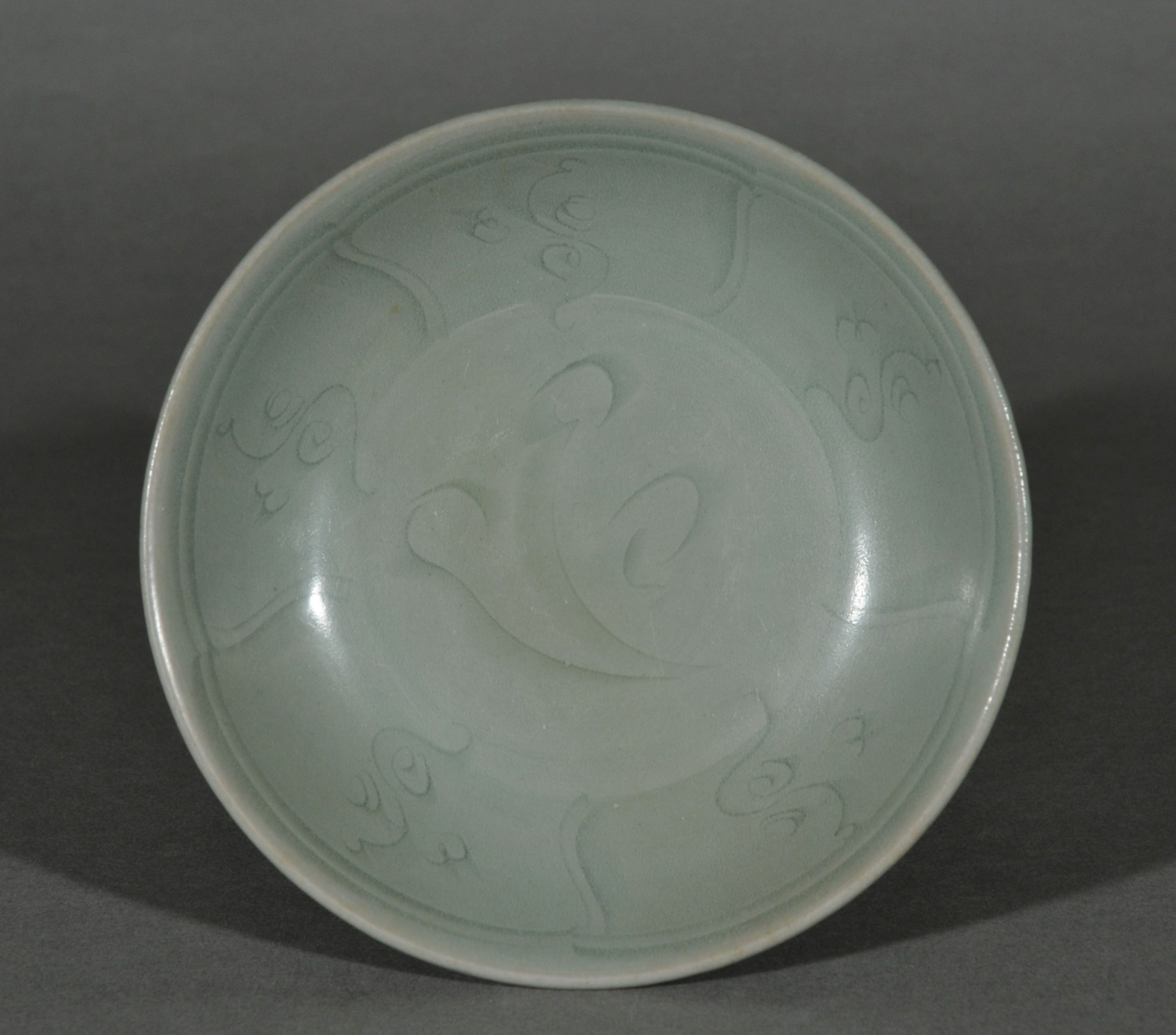 青磁刻花文皿 - 常盤山文庫 中国美術 青磁 刻草花紋 皿 φ42.5cm(ZE728)