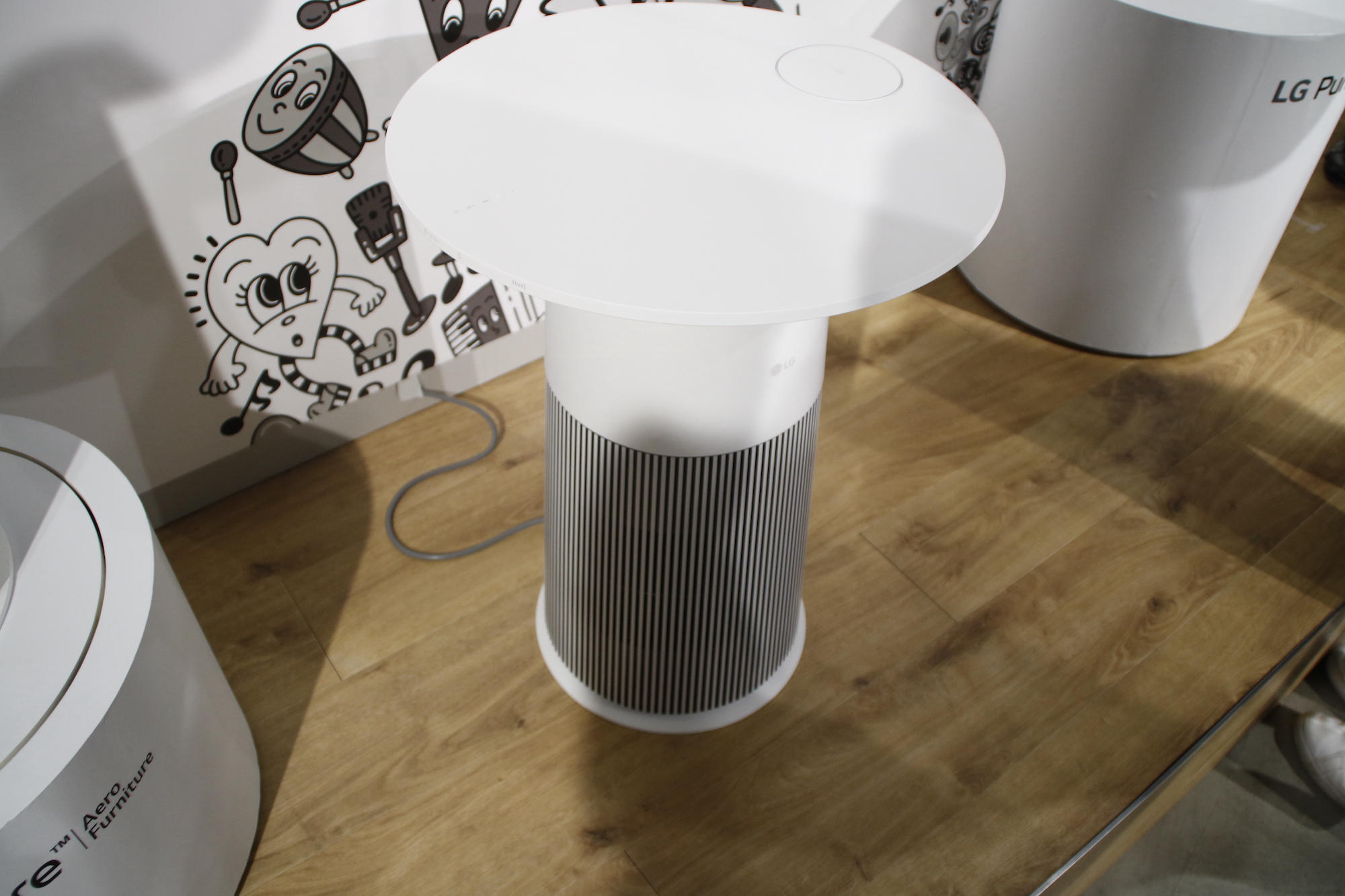 サイドテーブルやムードライトに使えるLGのマルチ機能空気清浄機が