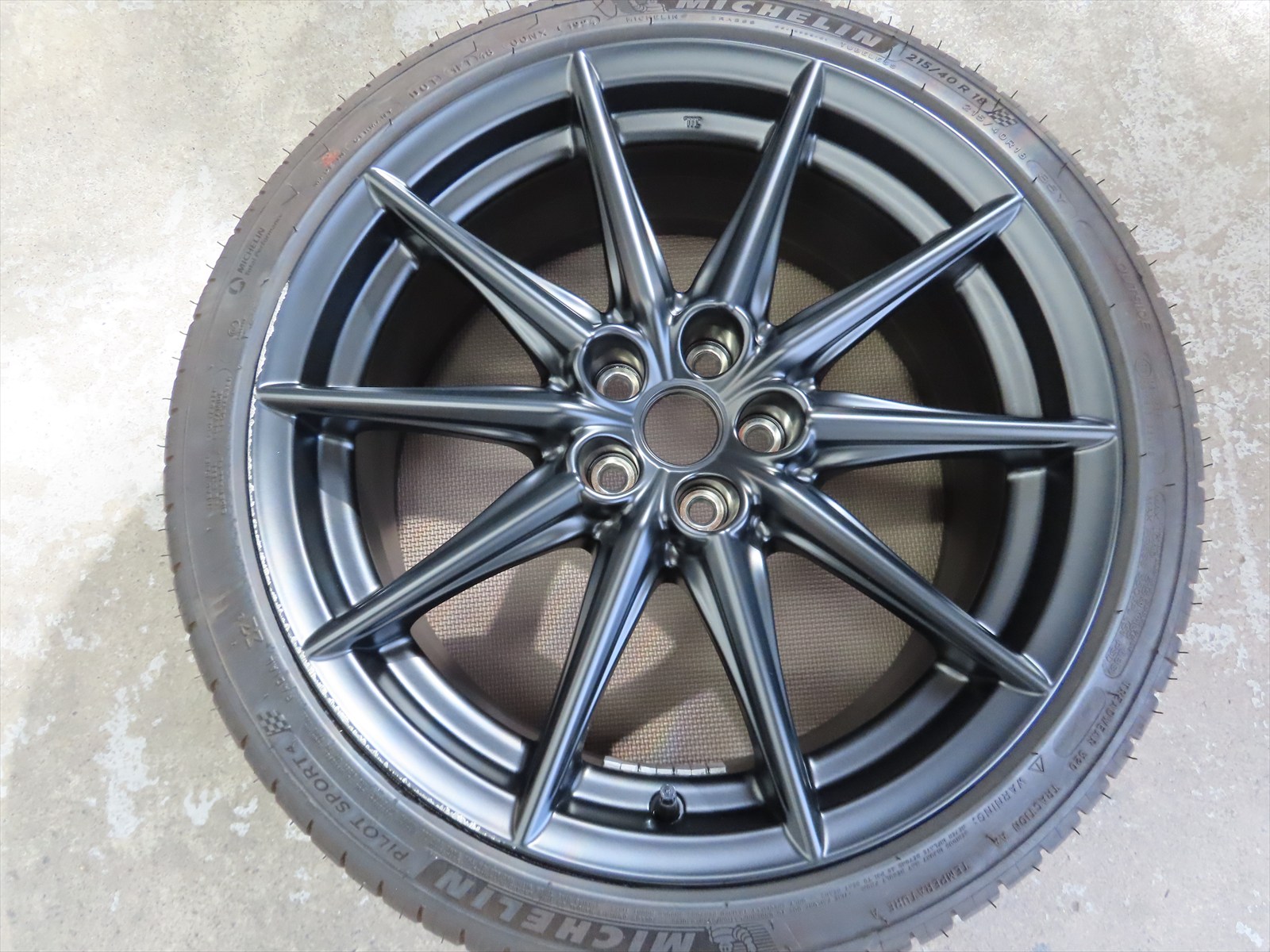 トヨタ：GR86純正マットブラックホイールの擦りキズリペア施工です