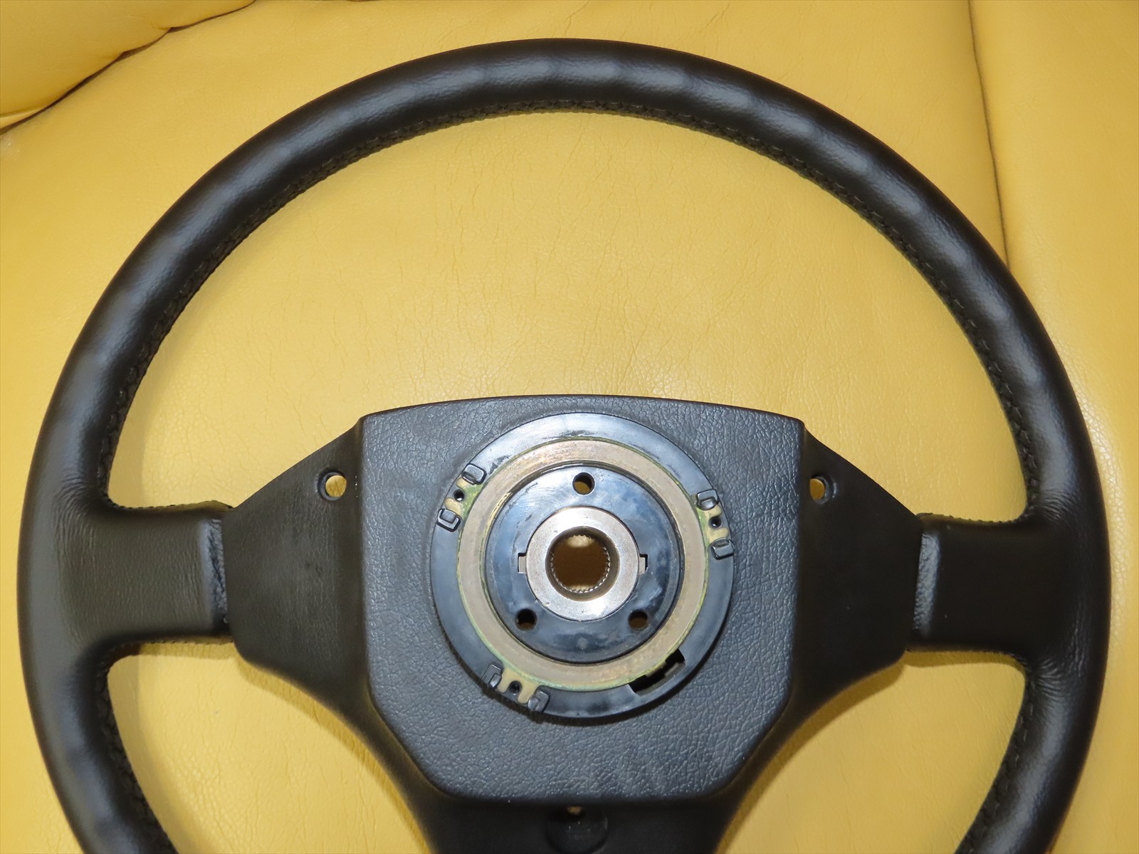 トヨタ：ランドクルーザーの純正ステアリングハンドルの本革巻き直し