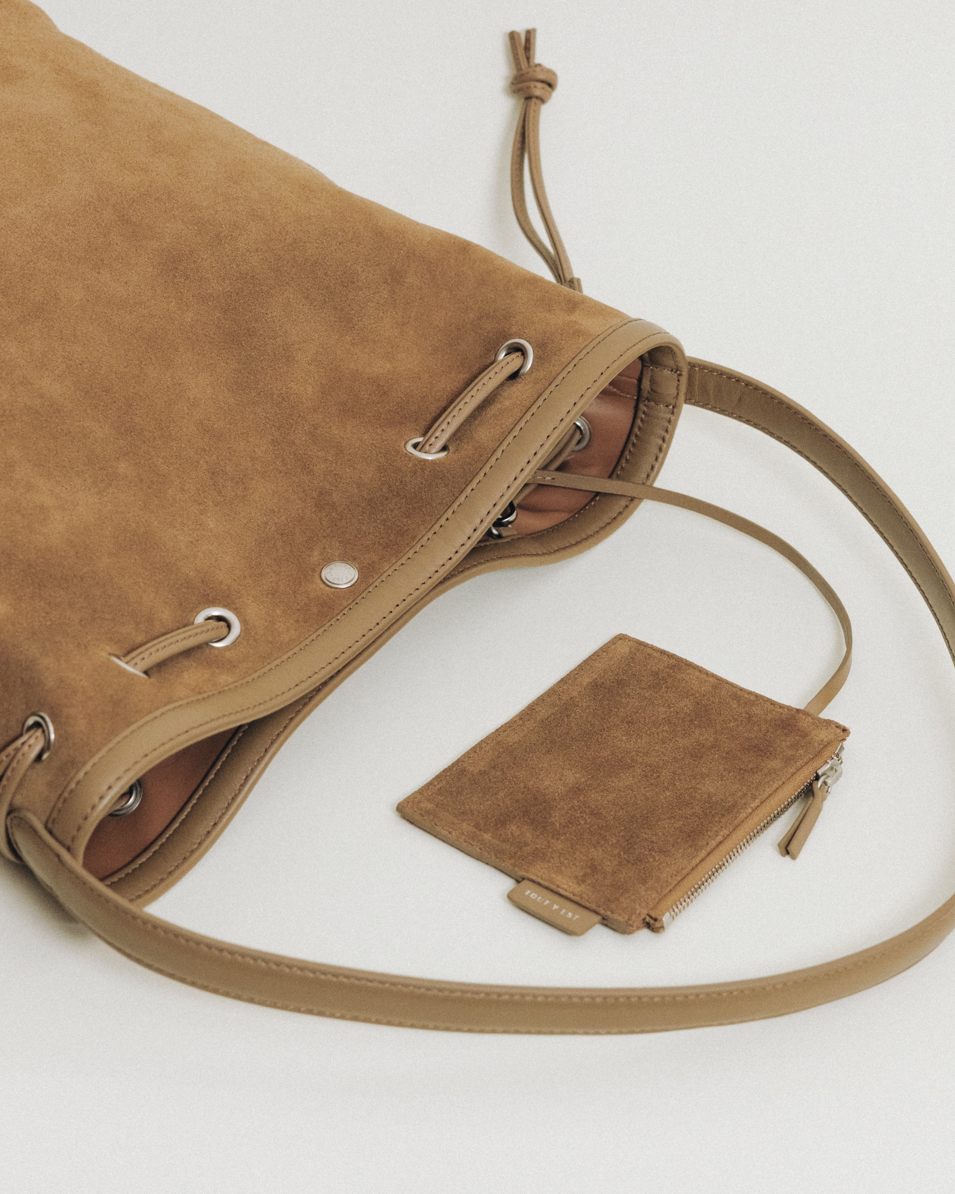 SAC COQUILLE BUCKET SUEDE BEIGE – TOUT Y EST JP