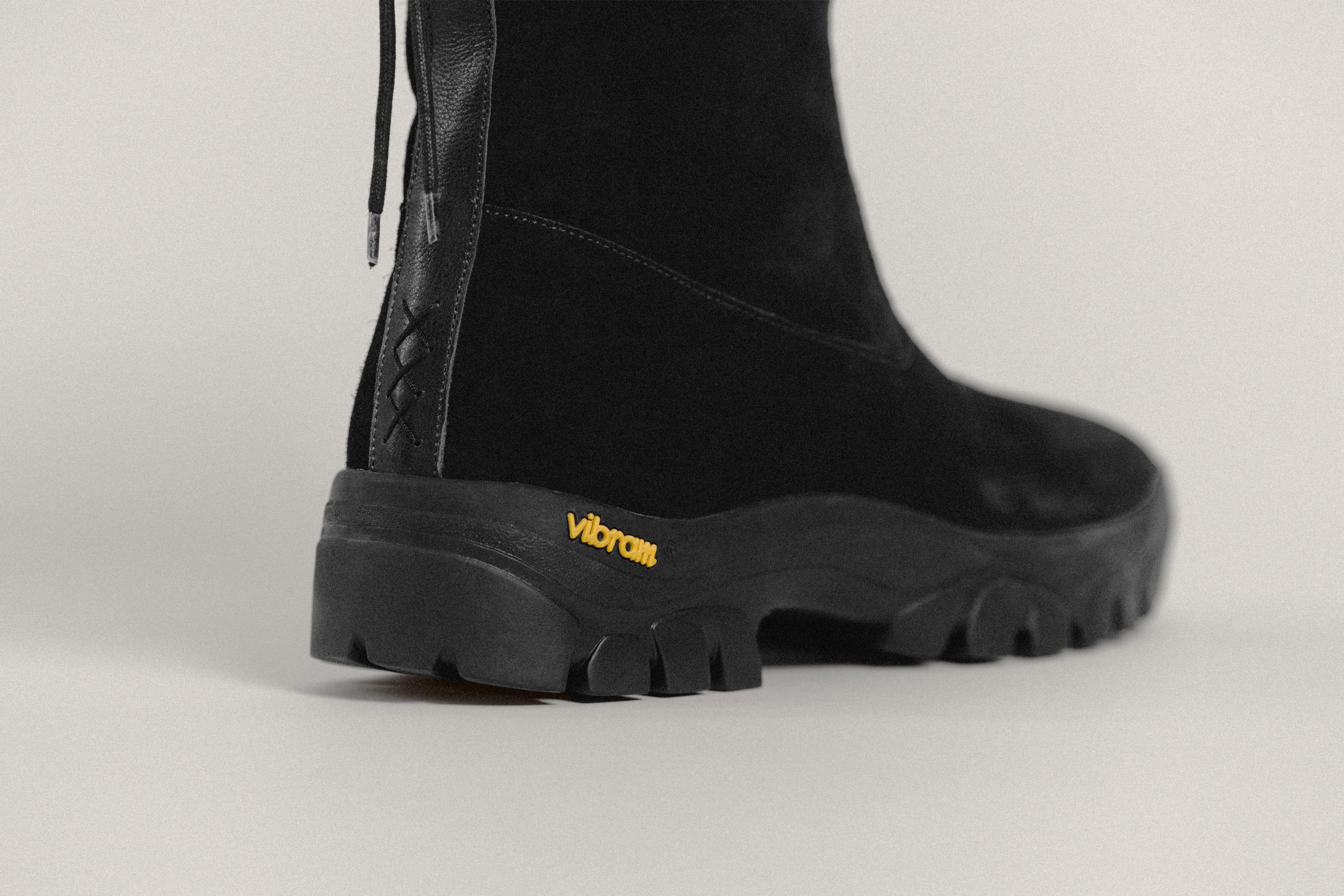 BOOTS MASSOT BLACK – TOUT Y EST JP