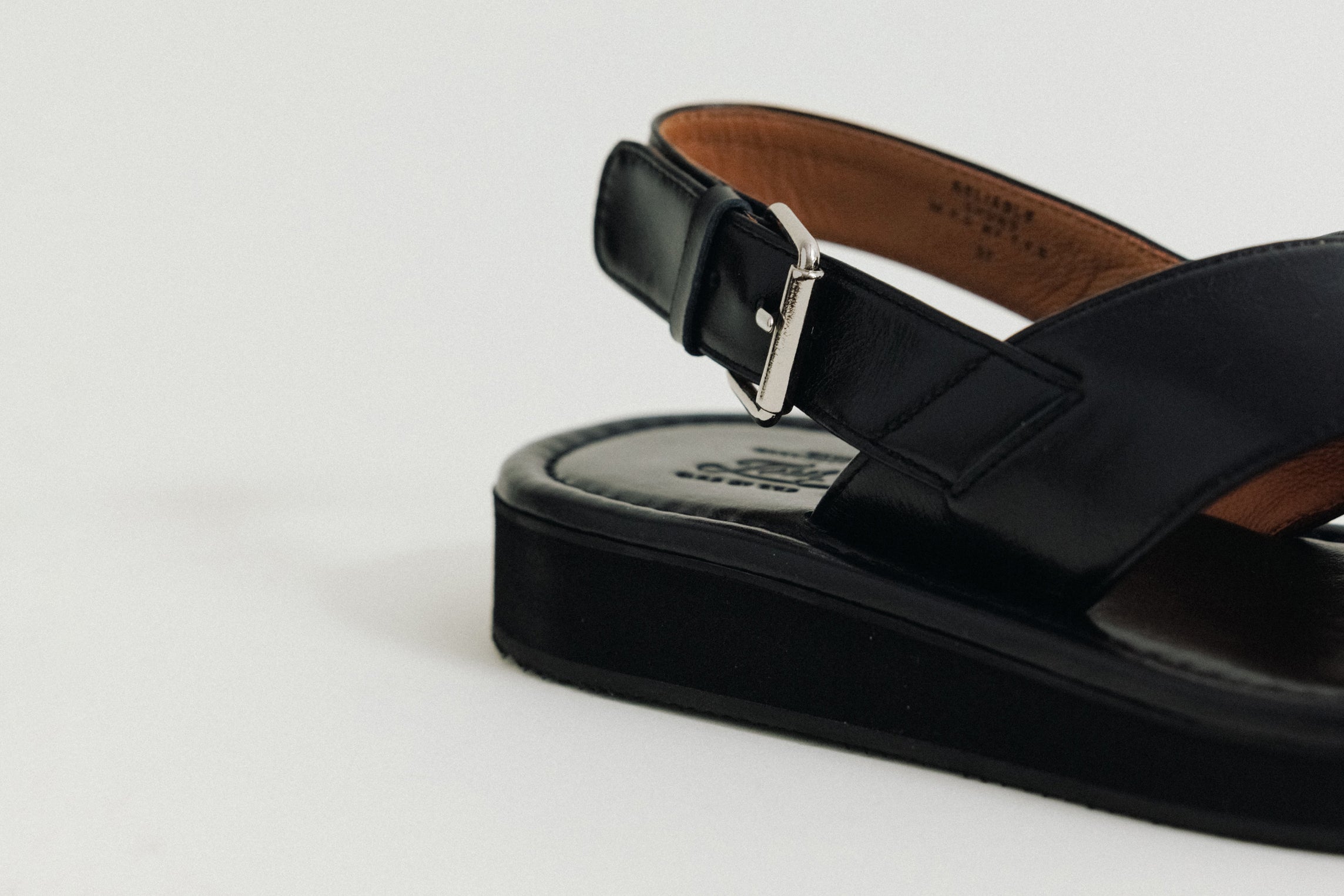 SANDALE LÉAUD BLACK – TOUT Y EST JP