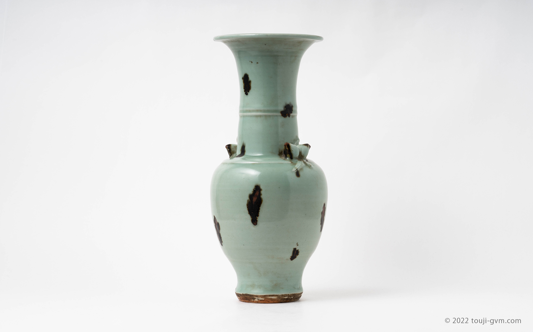 龍泉窯 飛青磁貼花桃文花生 – Longquan Celadon | 陶磁オンライン