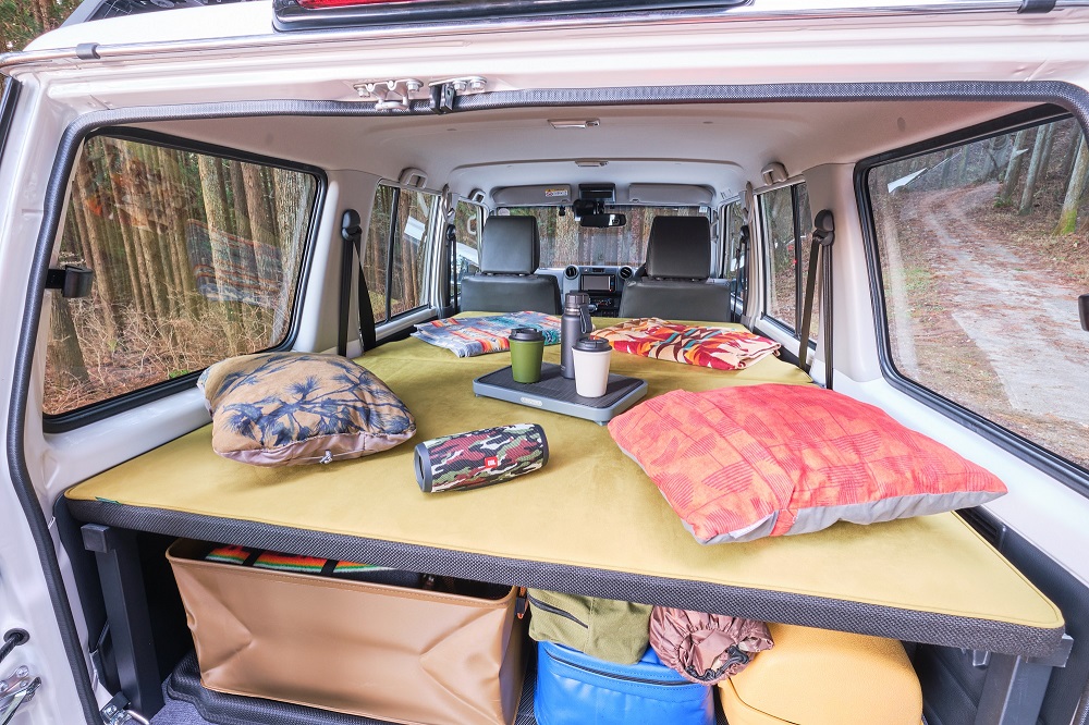 トヨタ ランドクルーザー70専用の車中泊ベッドキットを「東京オート