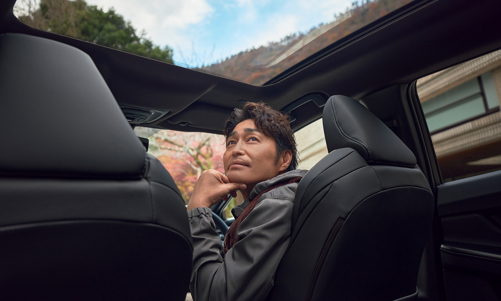 安田顕の心に新しい風を吹き込む。トヨタ「bZ4X」と行く、休日の