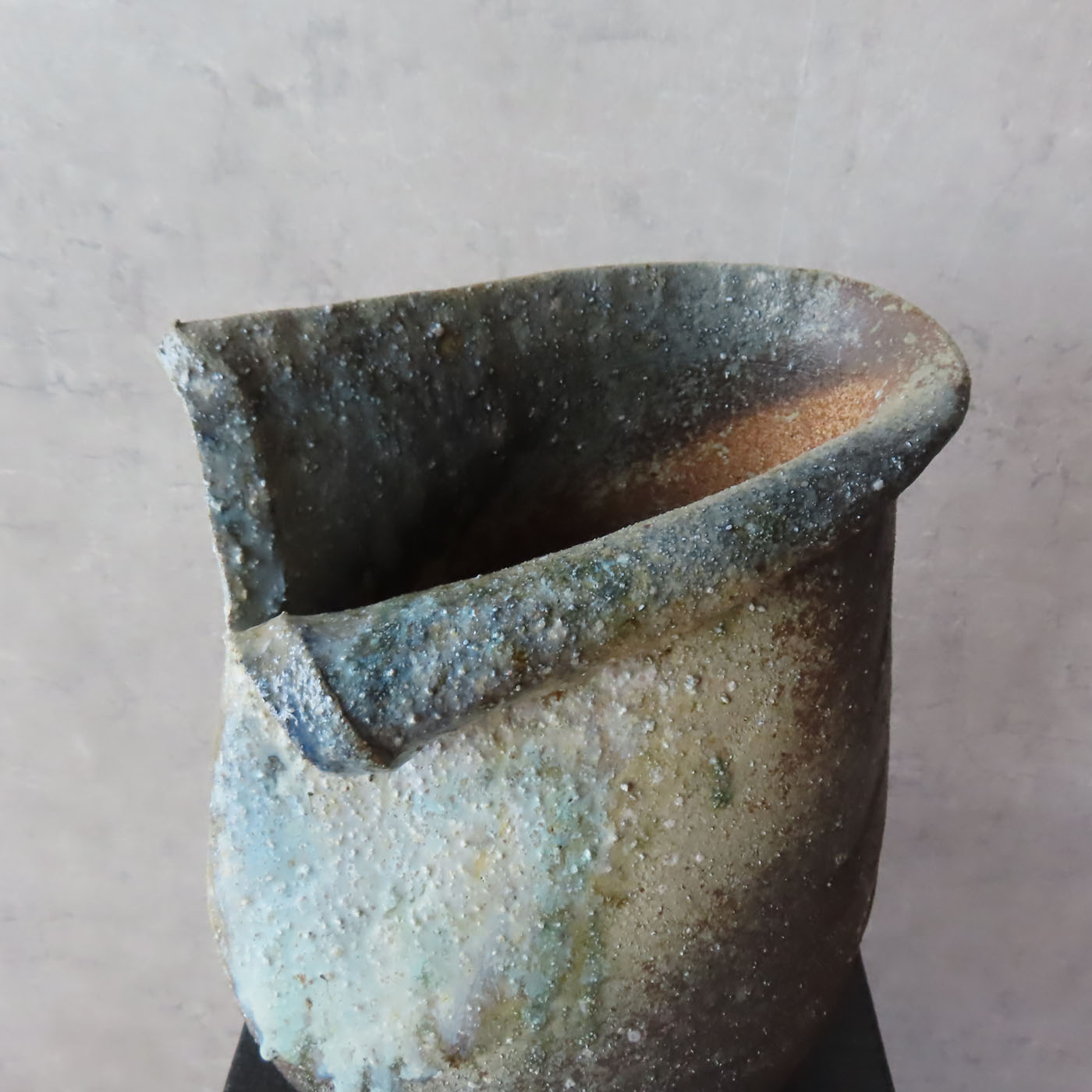 楽天市場】【信楽焼】灰窯変しずく花入れ フラワーベース 花瓶 花器 壺