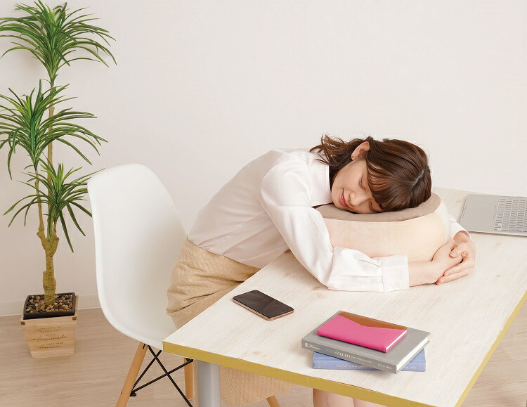 楽天市場】昼寝マクラ もっちり顔すっぽりクッション 2個購入で送料を