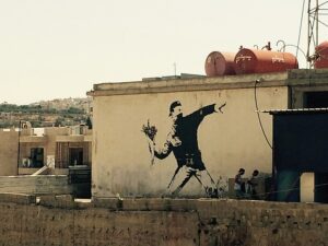 楽天市場】バンクシーBanksy Molotov花束を投げる男（愛は空中に） 額