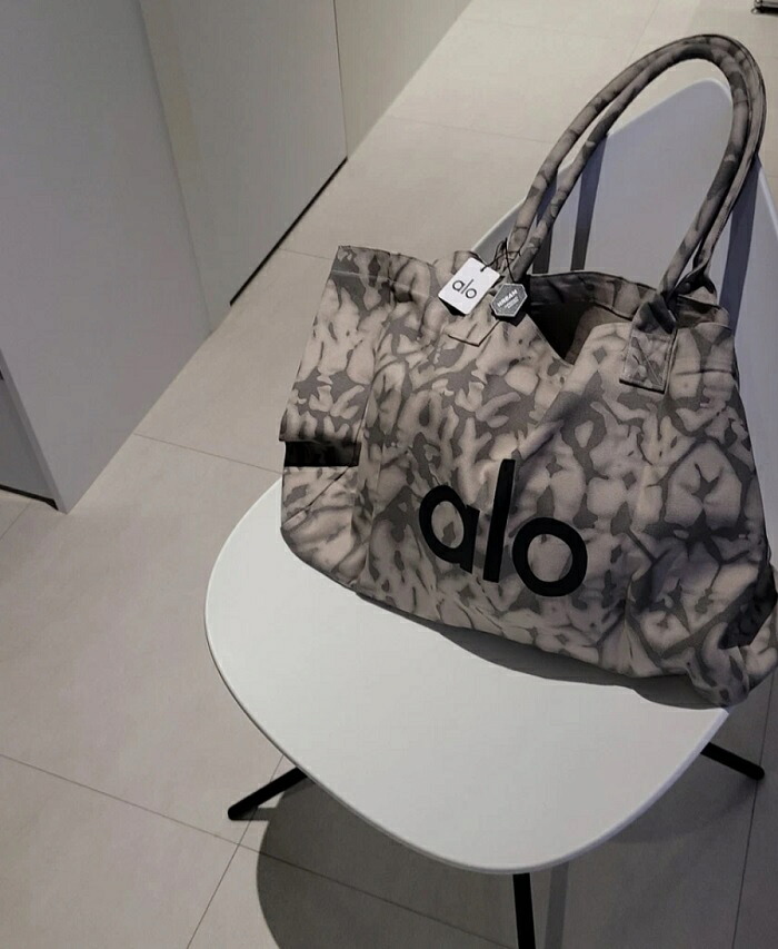 楽天市場】Alo Yoga Iconic Shopper Tote Bag Grey Tiedye アローヨガ