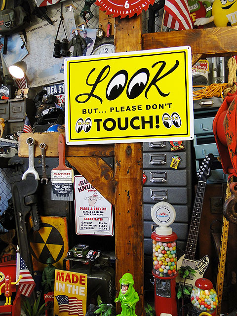 楽天市場】ムーンアイズ 「見て！」サインプレート 看板 MOONEYES