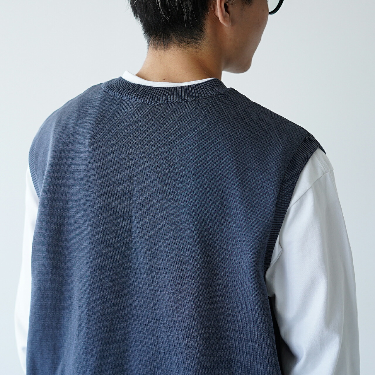 2025SS）STILL BY HAND CNクルーネックベスト