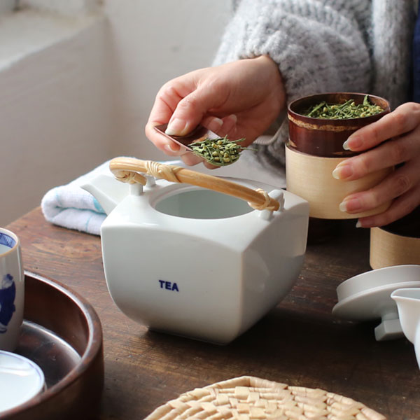 楽天市場】上出長右衛門窯 TEA字 角急須 大 九谷焼 染付 急須 磁器