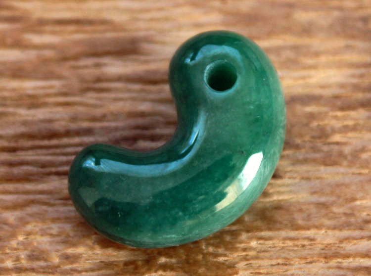 楽天市場】糸魚川翡翠勾玉 M04115元粋 作25.8mm*16.8mm*10mm : 糸魚川