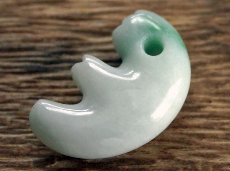 楽天市場】糸魚川翡翠獣形勾玉 M03353翠雅 作30mm*18mm*10mm : 糸魚川