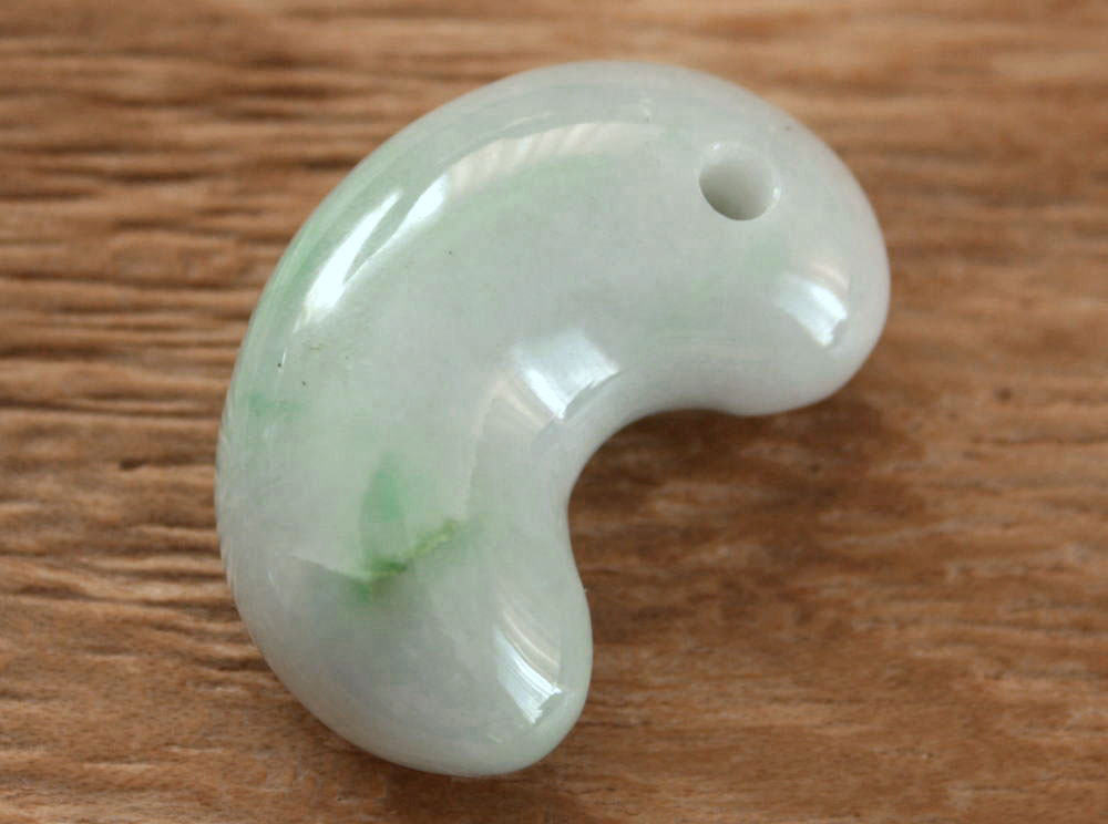 楽天市場】糸魚川翡翠勾玉 M09065 陽春 作 35mm*22mm*14mm 糸魚川産