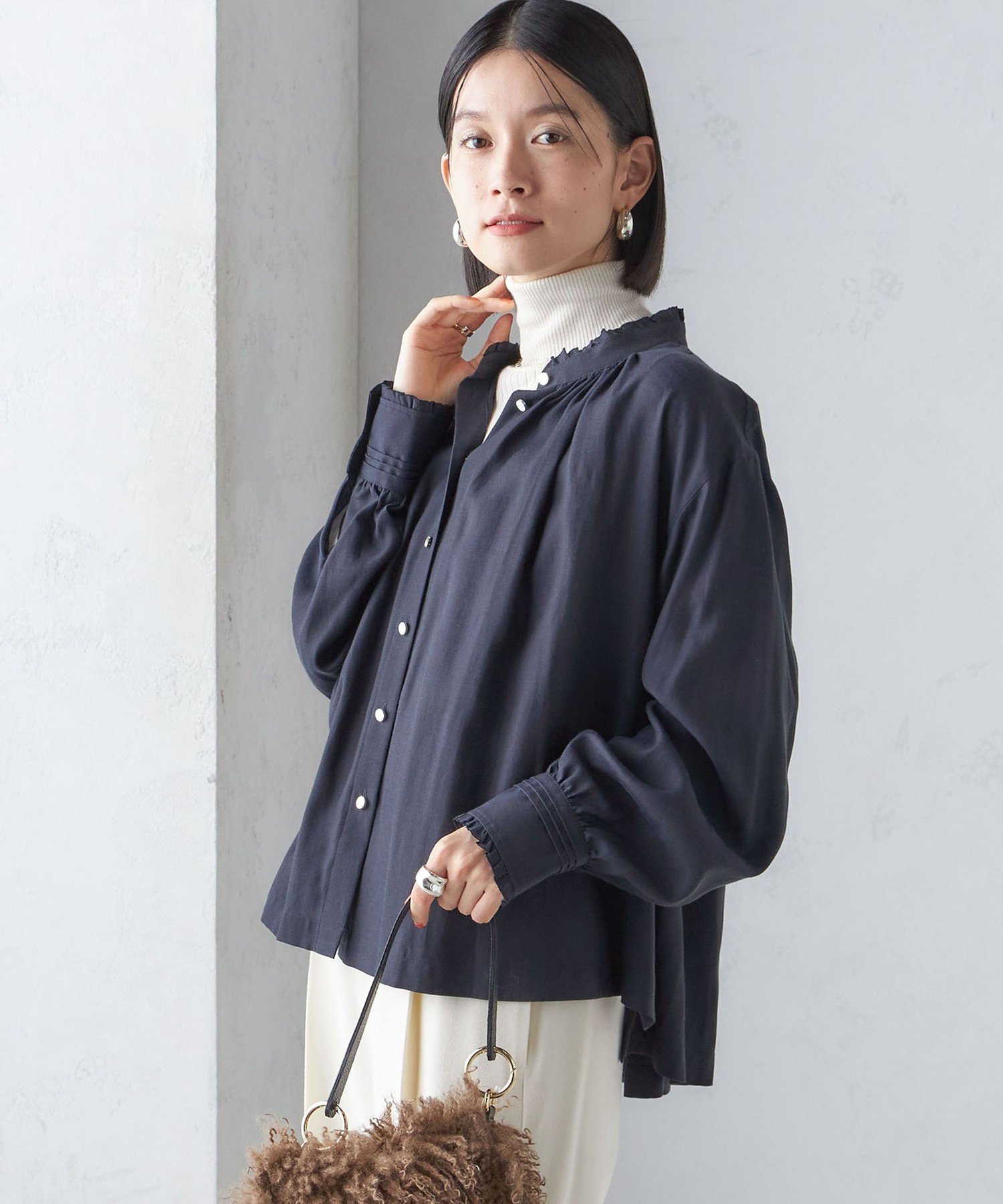 スキッパーネックフロントギャザーブラウス SHIPS｜<手洗い可能>フリル ネック フロント ギャザー ブラウス