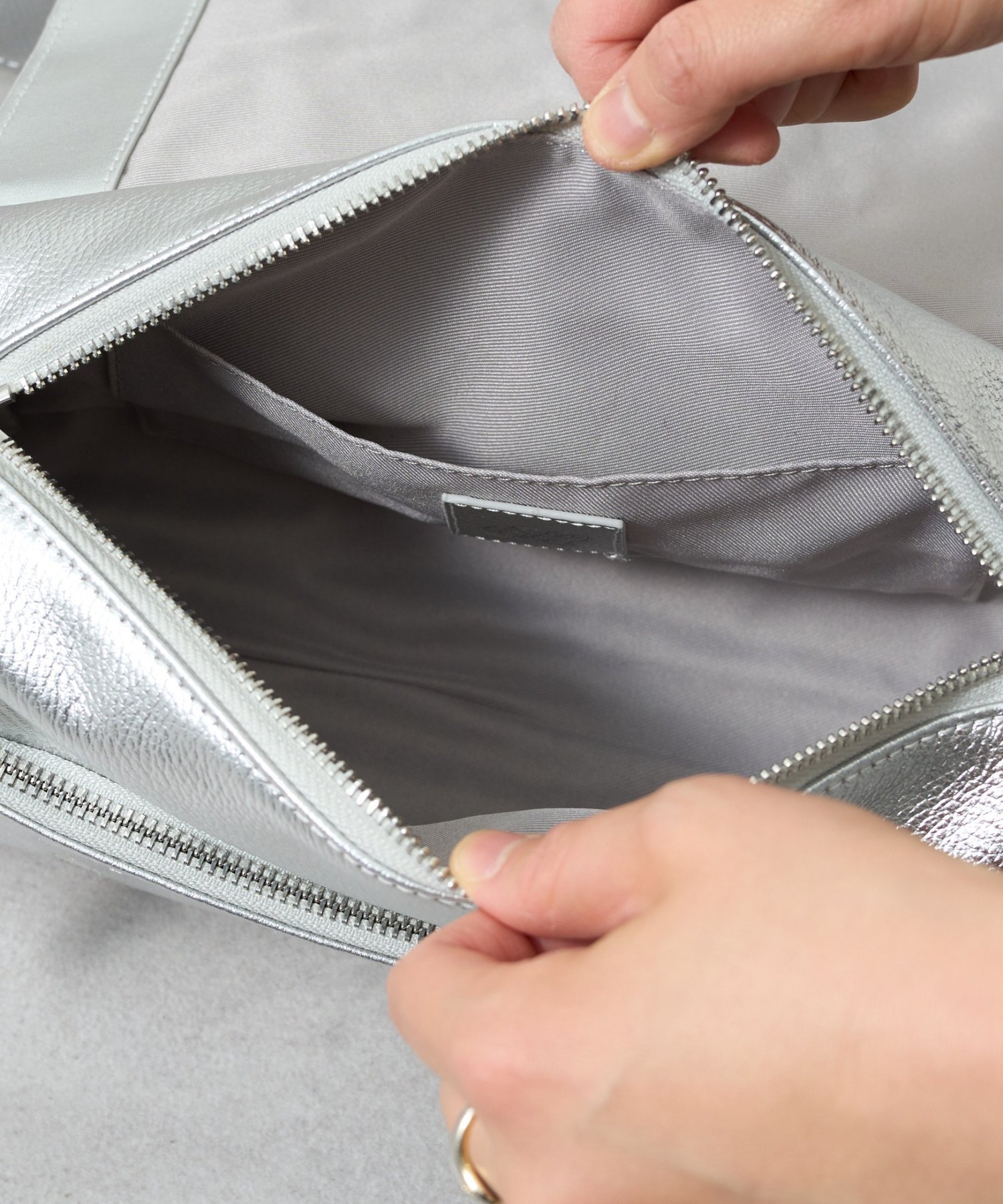 BEARDSLEY｜《本革》ドットボディバッグ | Rakuten Fashion(楽天