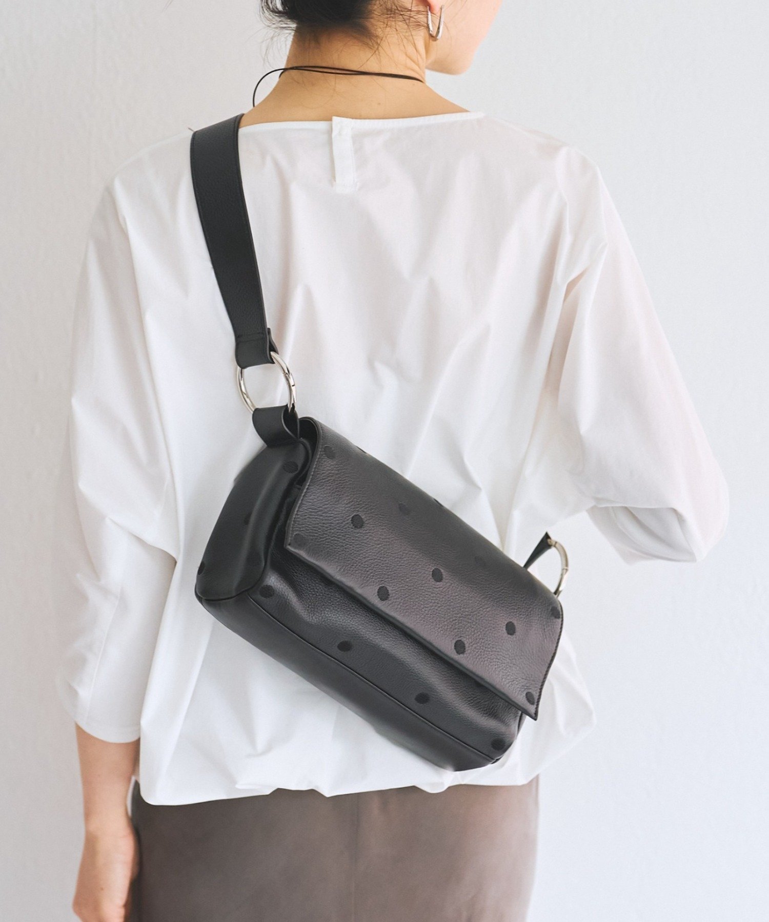 BEARDSLEY｜《本革》ドットボディバッグ | Rakuten Fashion(楽天