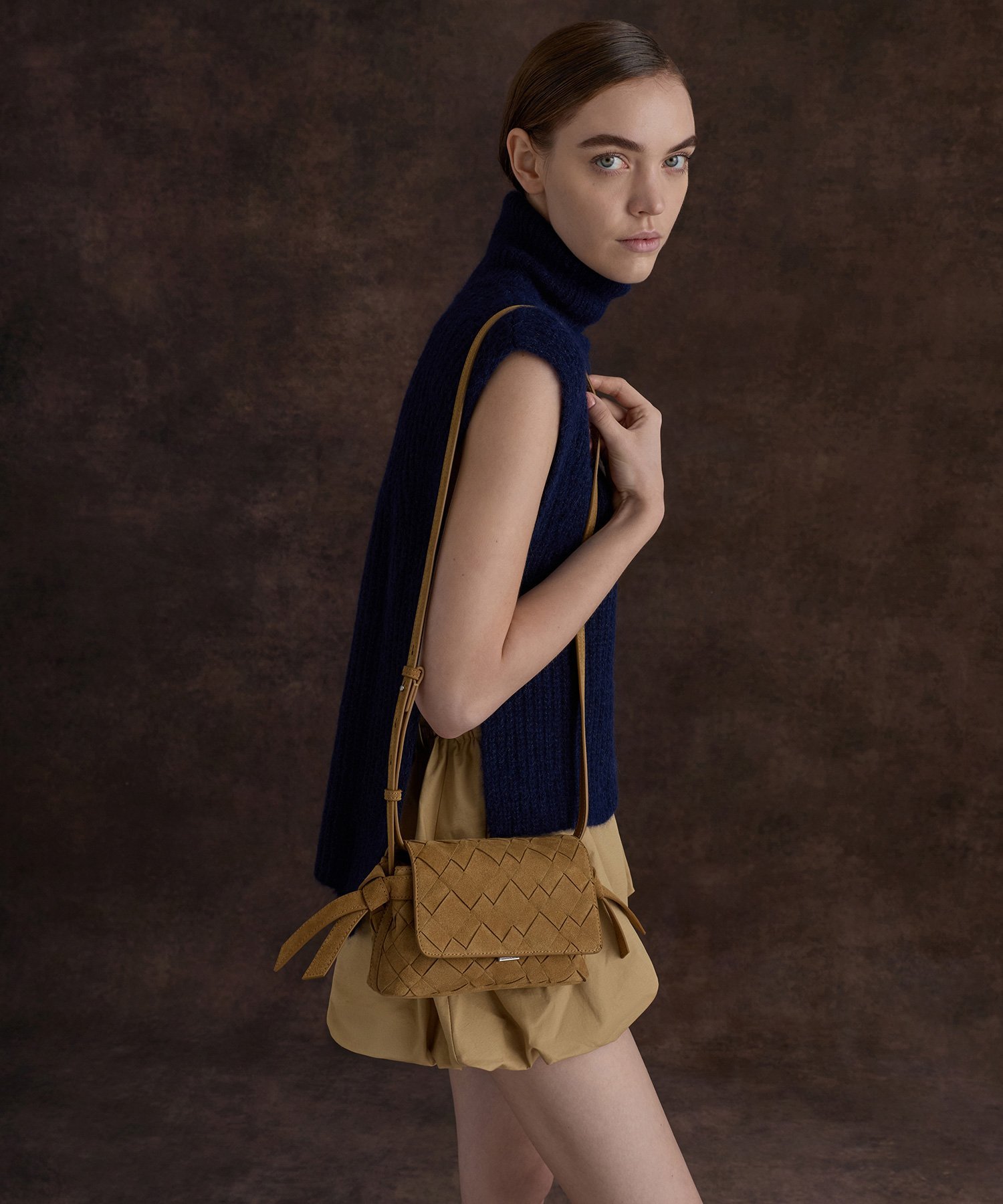 CHARLES & KEITH｜Ivette イヴェット スエードウーブンクロスボディ