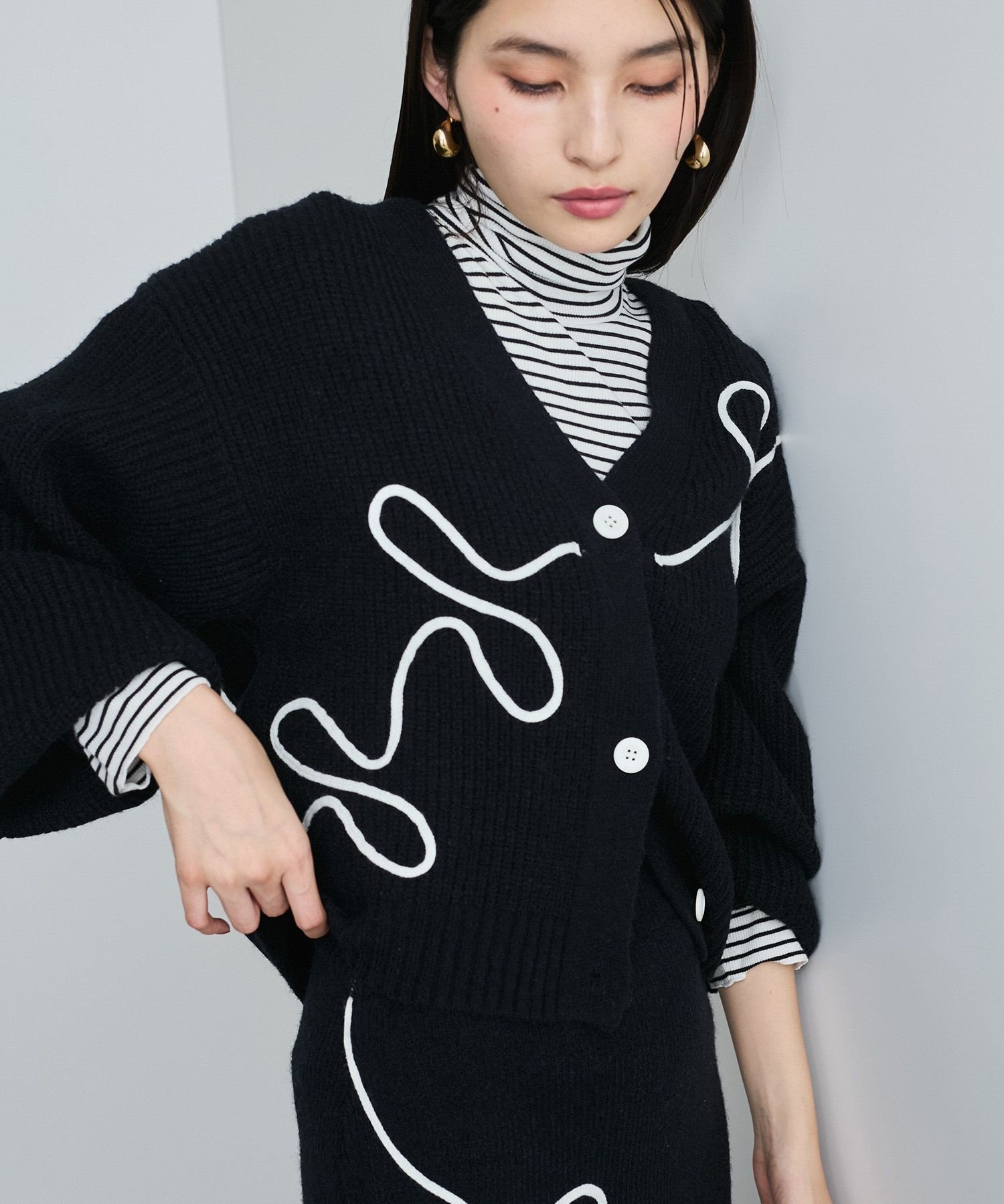 VIS｜【WEB/一部店舗限定】リボンコード刺繍Vネックカーディガン