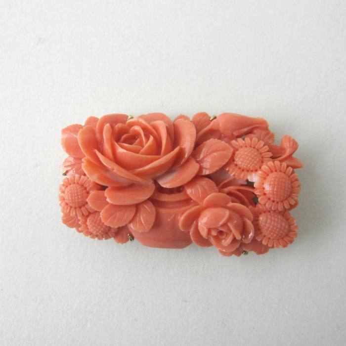 楽天市場】桃珊瑚 薔薇と向日葵の花の彫り 帯留め 真鍮裏張り 着物