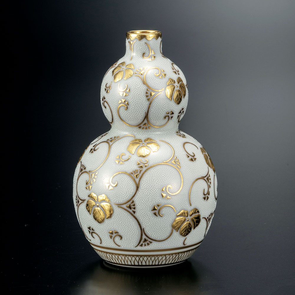 九谷焼 人気作家『仲田錦玉』造 渦打白粒唐草文☆花瓶　花入れ　壺 7号花瓶（瓢形） 盛金青粒宝相華二重唐草紋 [ 三代 仲田錦玉 ]
