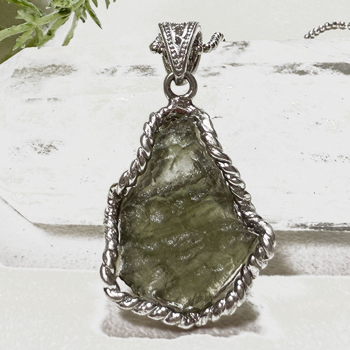 楽天市場】モルダバイト ペンダントトップ【鑑別書付き】天然石