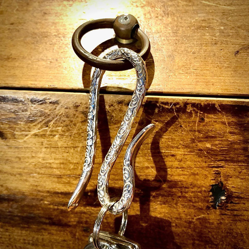 楽天市場】ポイント2倍!!ファーストアローズ カラ草彫りキーフック