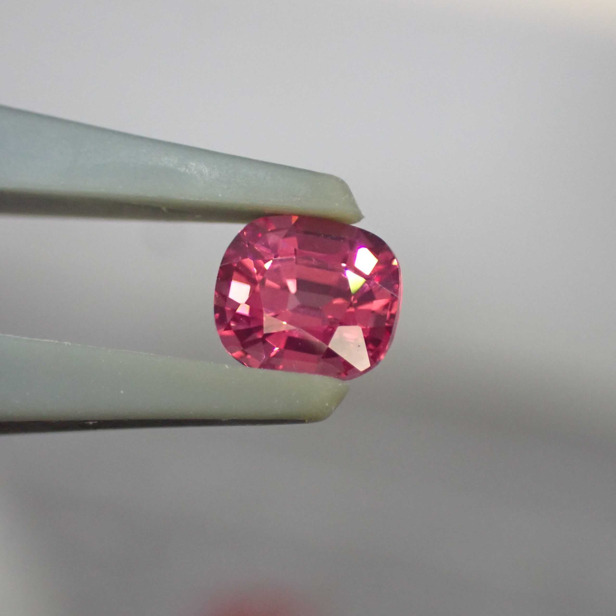 タンザニア産☆濃い色！ピンクスピネル 0.617ct | 宝石つむり