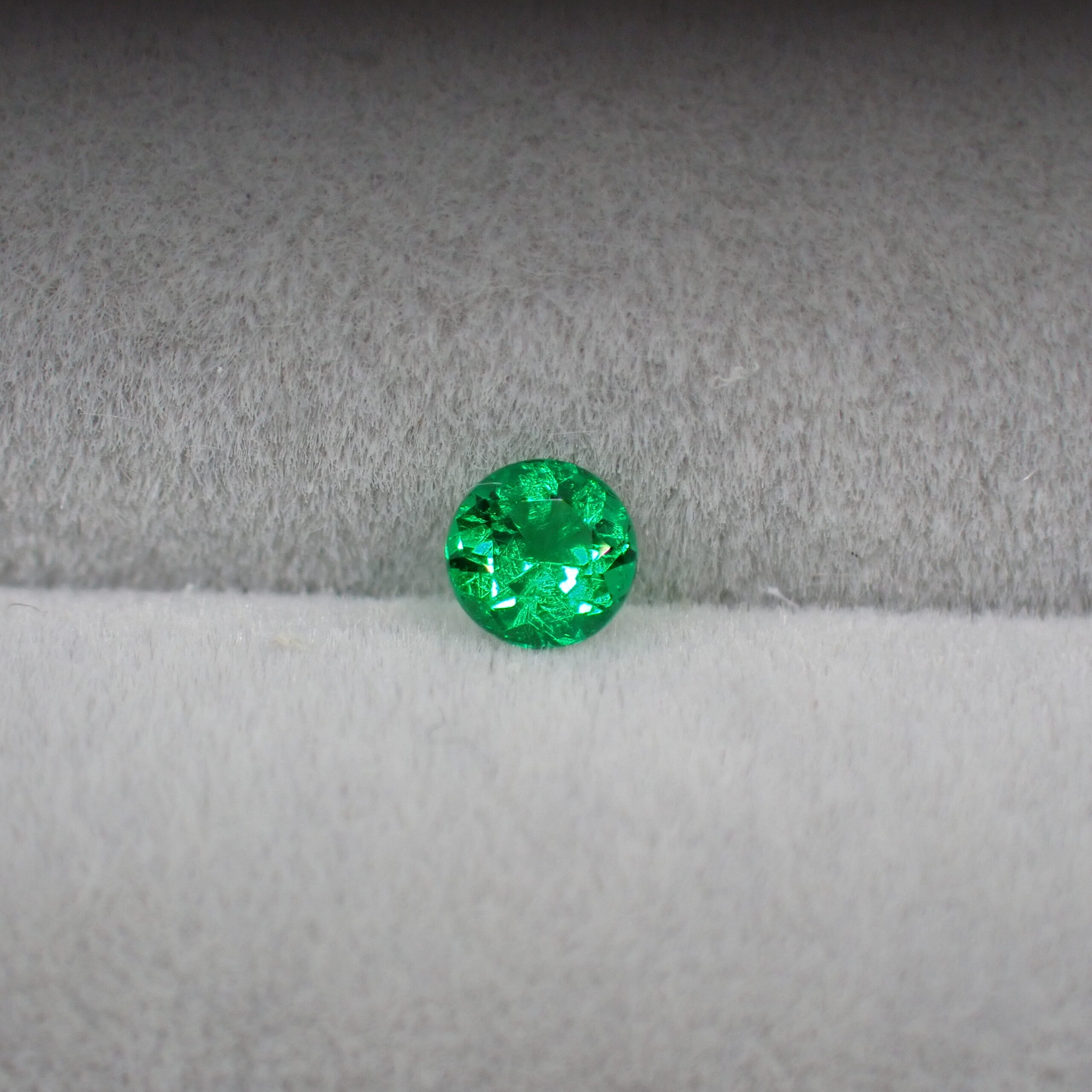 目を引くネオングリーン☆コロンビア産エメラルド 0.104ct | 宝石つむり